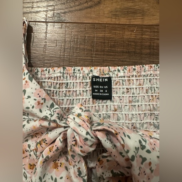 Flirty Floral Top - Picture 3 of 4